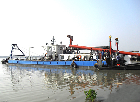 绞吸式抽沙船
